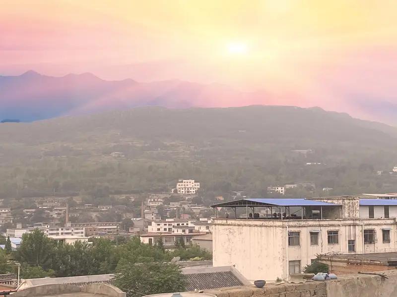 公公说，村里有个男人会赚钱又对老婆好，其他男人都遭殃了。
一群女人天天聚在一起，