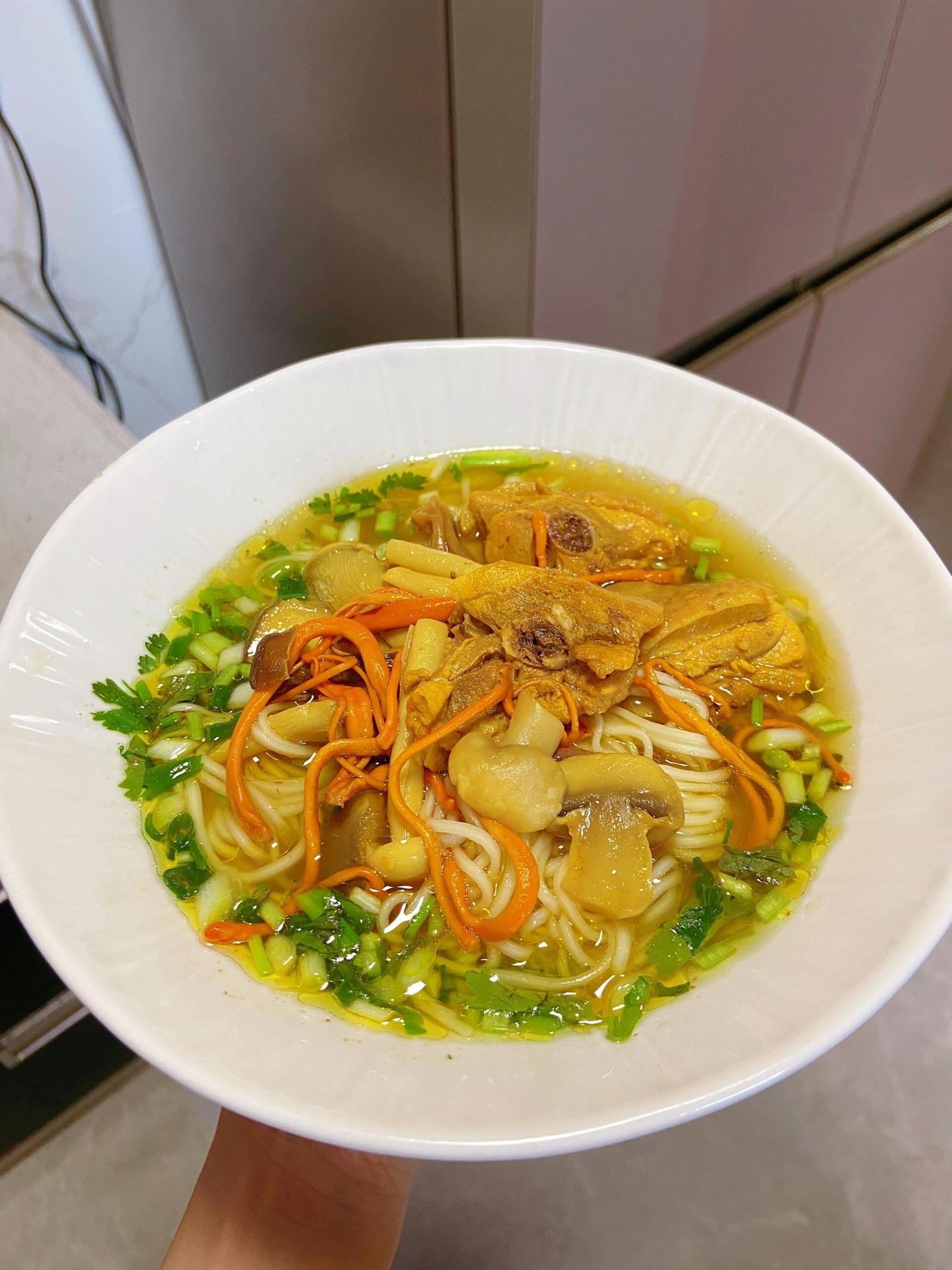 一锅搞定菌菇鸡汤和鸡汤面。煲出来的汤 特别鲜甜，同时又不会抢了鸡肉的香...