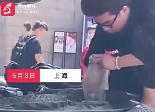 上海静安寺内一男子拿塑料袋捡祈福硬币，一把把抓起放进袋中。
坦白讲，这不挺好吗？