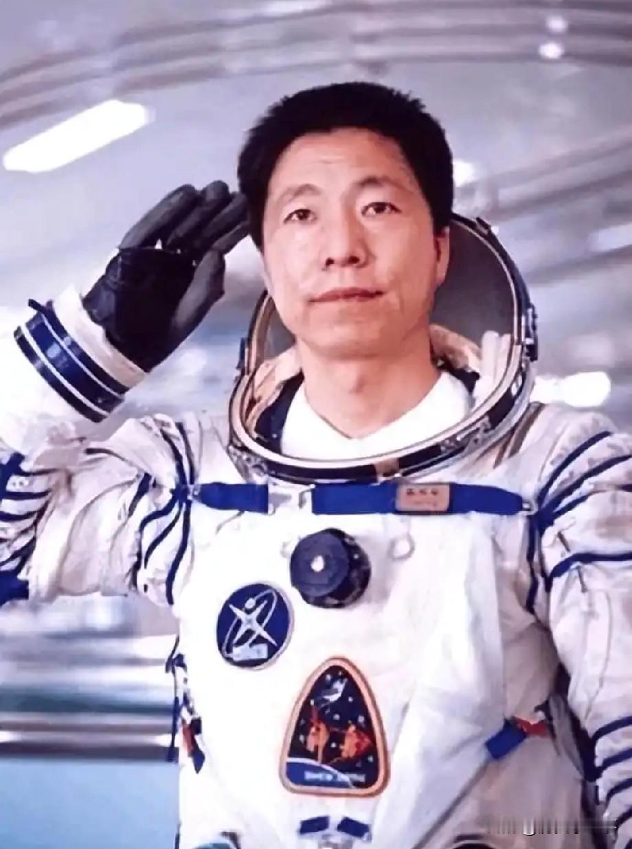 在我国少将能管多少人？当上少将究竟有多难？少将管辖的军人在五万人左右。以杨利伟为