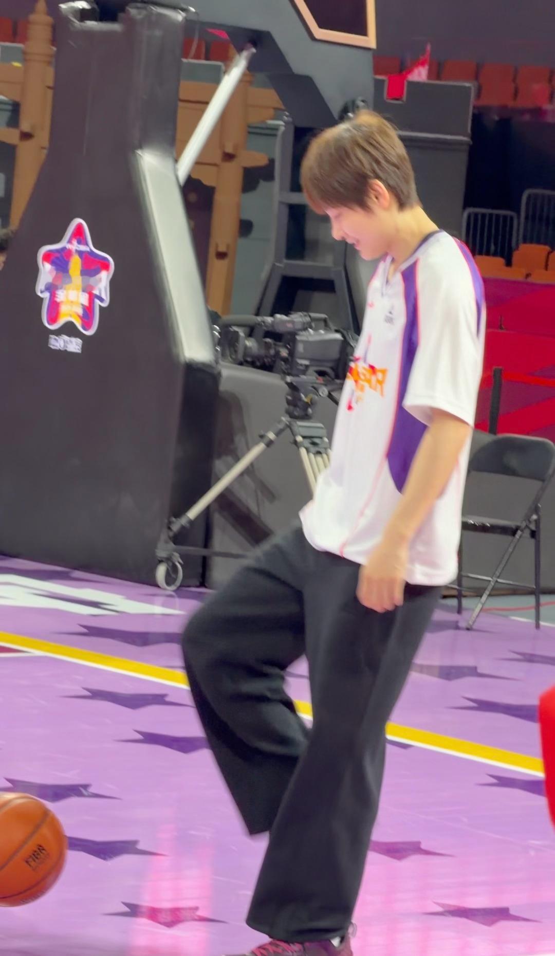 杨力维  周末多更新库存～姐姐眼睛亮亮的