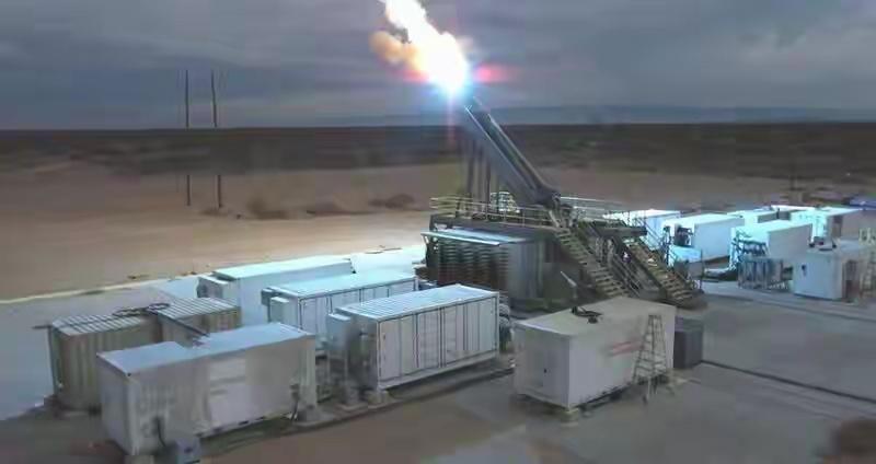 攻克美军三大短板！中国陆基电磁炮亮相，重塑防空格局

就在3月18日，一张照片直