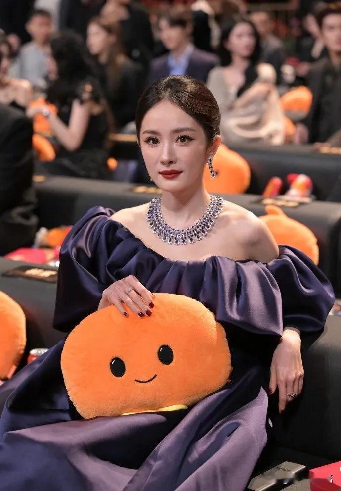 重大活动现场的杨幂从来都没有输过！

这次也一样，高定珠宝，熠熠生辉，深紫色的大