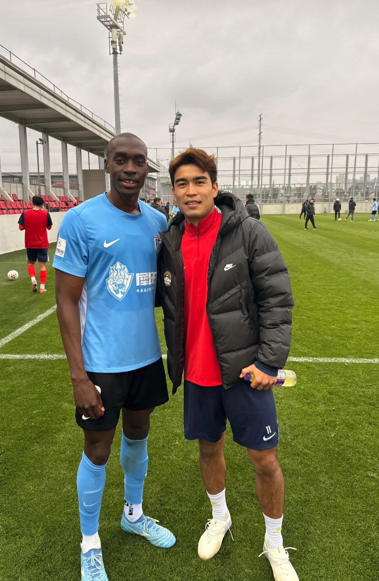 今天河南队与大连英博进行了一场热身赛，本赛季外租至河南队的乃比江与国安旧将马马杜