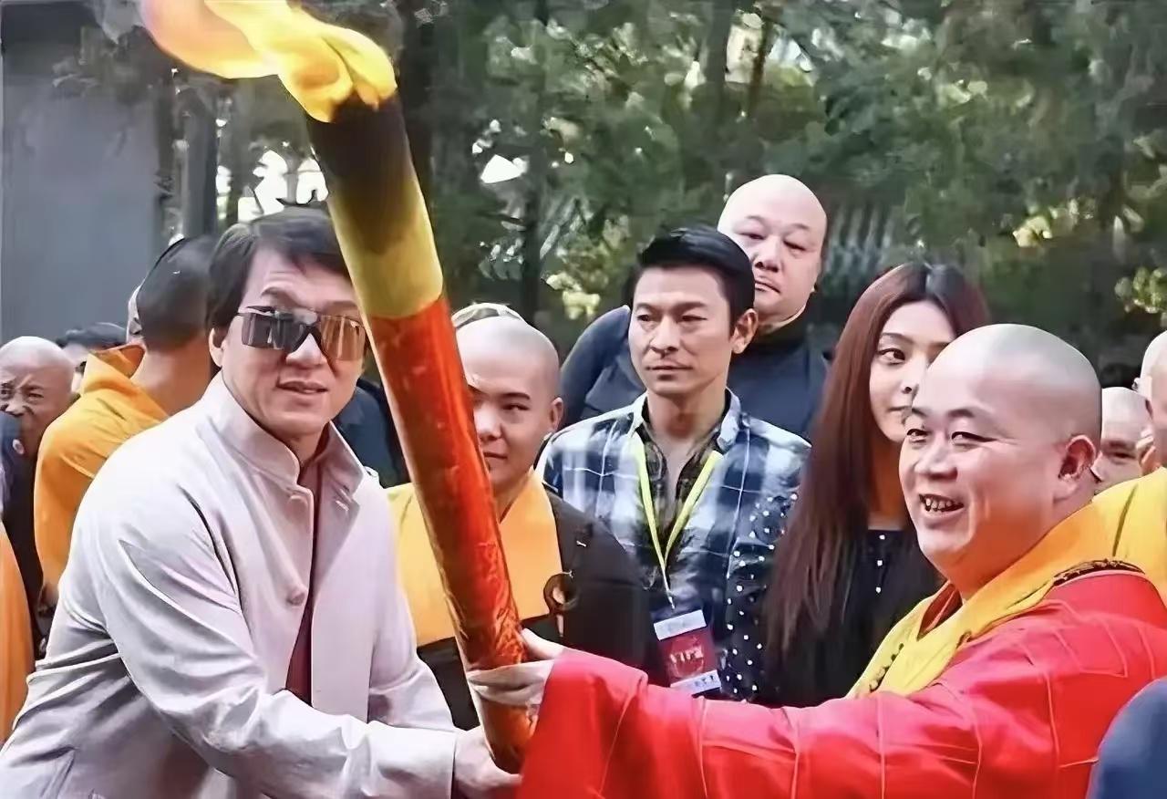 “这方丈的朋友圈，都快赶上国际社交达人了！”
当看到释永信和成龙、奥尼尔、普京等