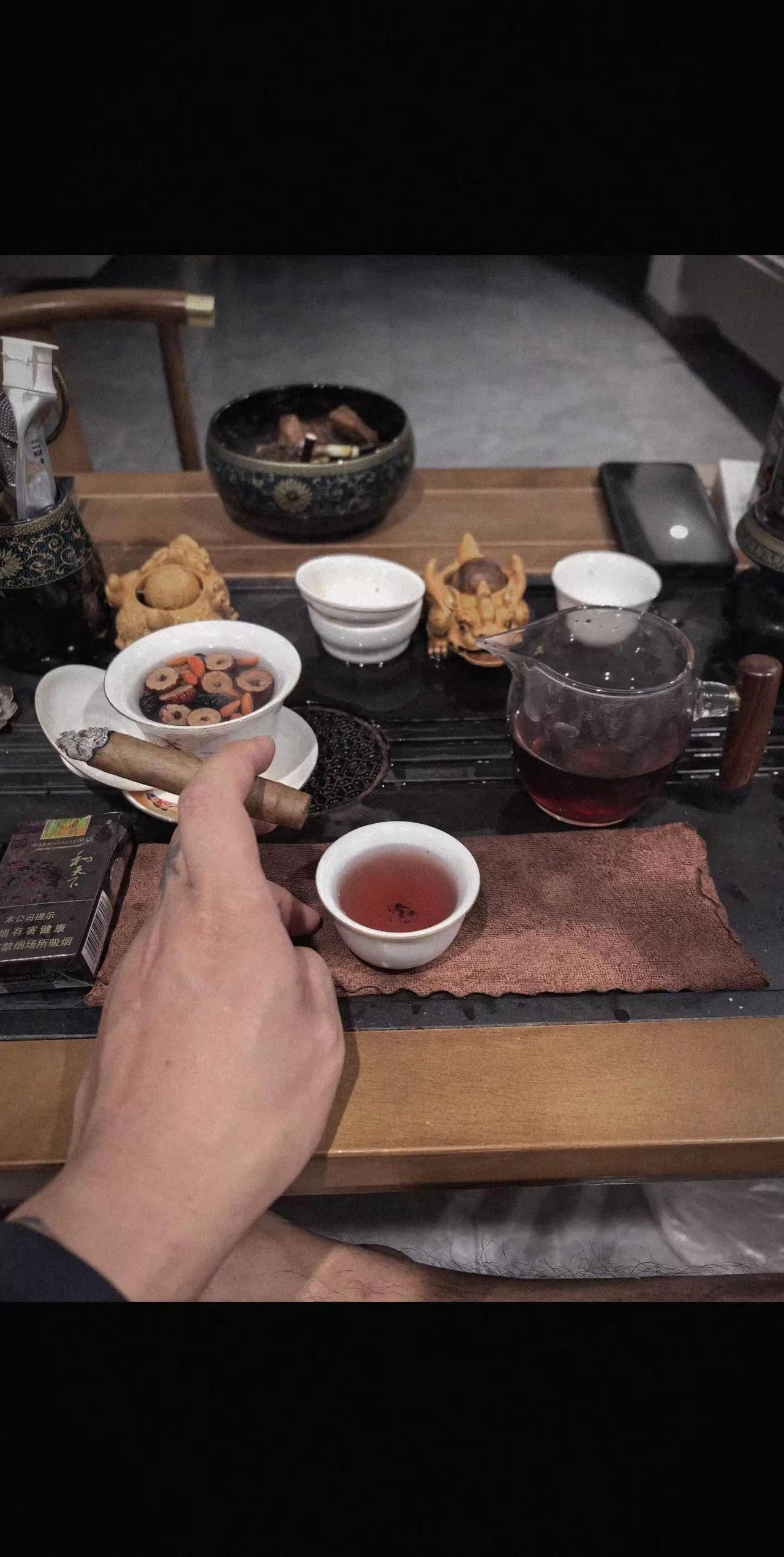 一人一茶一雪茄
