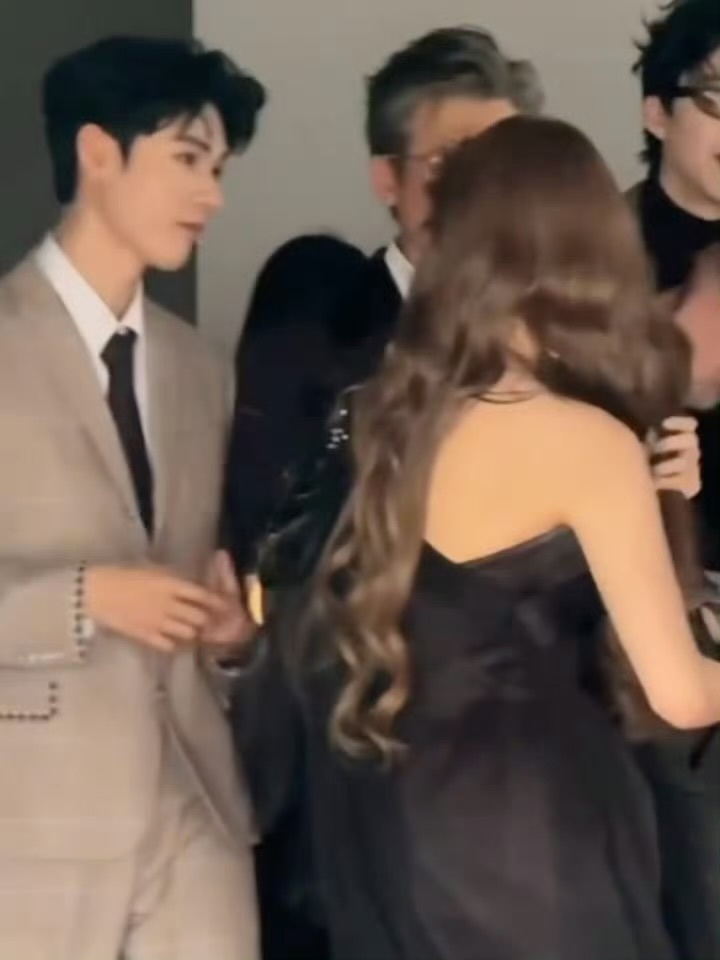 龚俊参加星光大赏红毯终于有路透了，贵公子龚俊堂堂袭来