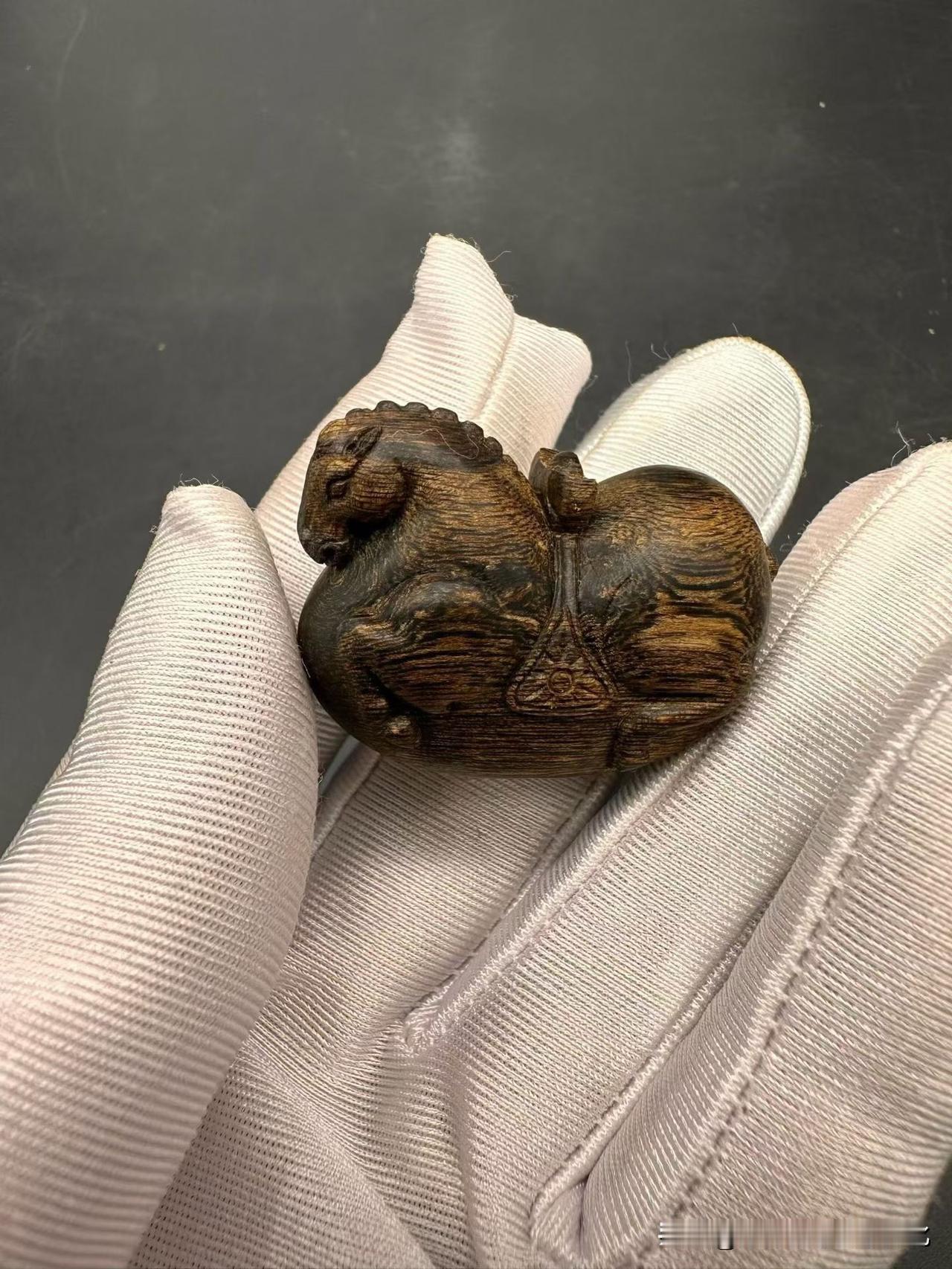 有些小件，一上手就知道不普通。

这匹唐马，用的是达拉干软丝沉水料。木色深浅交织