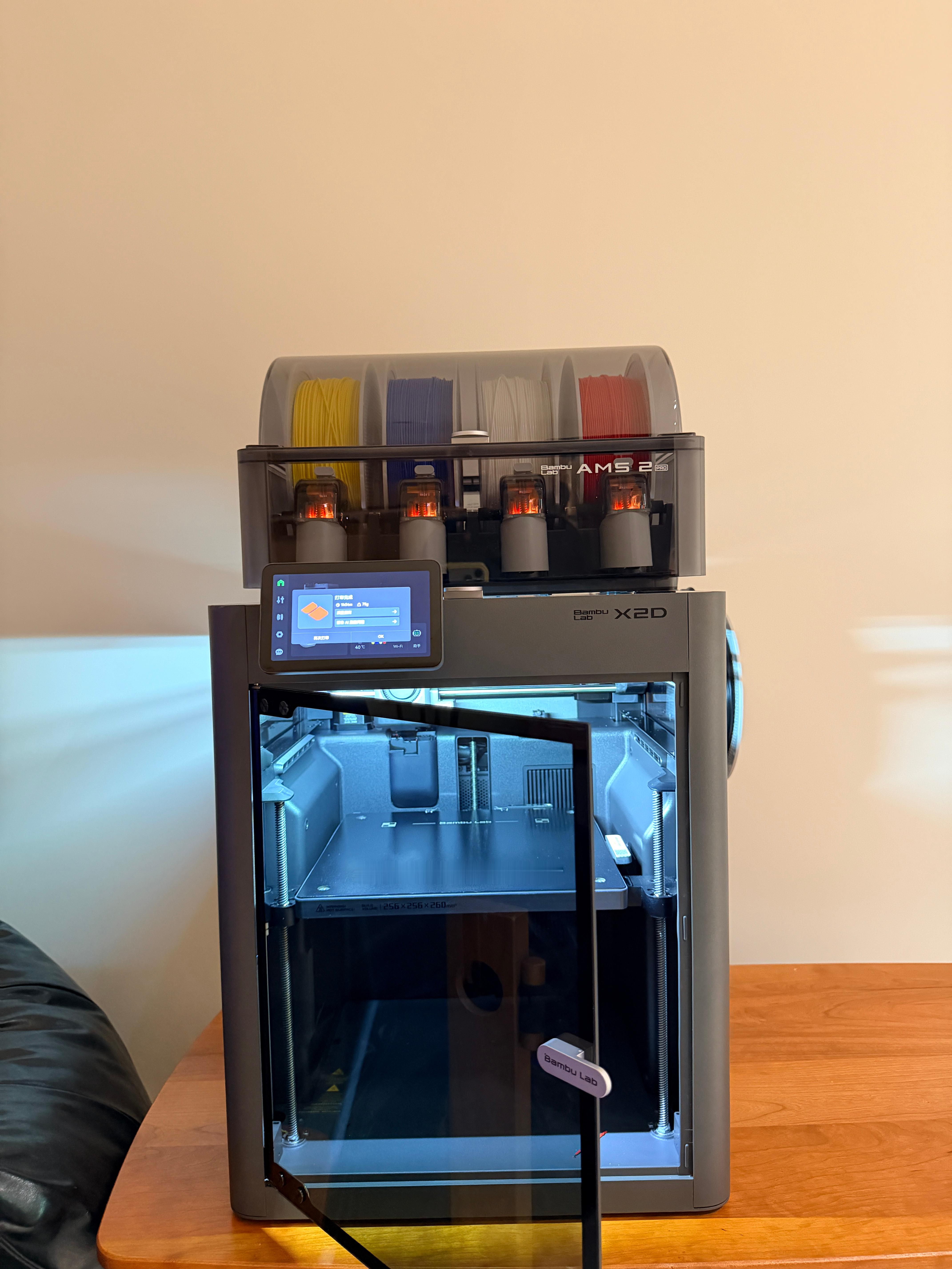朋友工作室有一台拓竹X2D 3D打印机，还挺神奇的！上面还搭配了AMS 2多色自