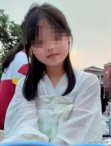 云南曲靖，一15岁女孩和男同学在同村村民家玩到深夜，女孩打算回家，男同学于是自告