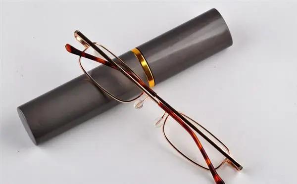 看来不服老不行啊！

依稀记得几年前，第一次听到年轻人叫我“阿姨”时的窘状，内心