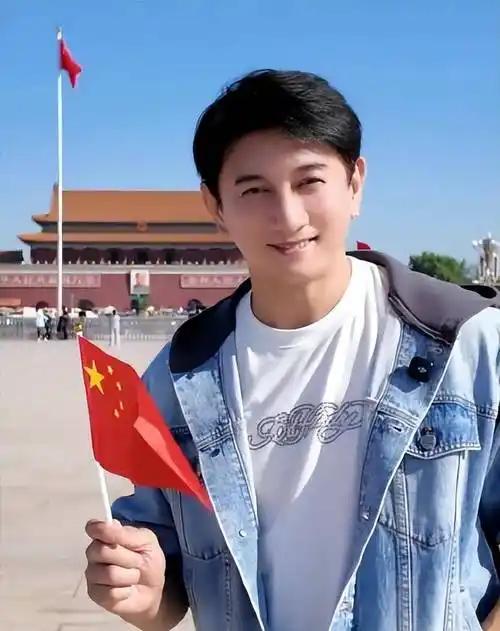 艺术没有立场，艺术家有！奇隆公开举五星红旗“祝大家国庆节快乐”，10月4日吴奇隆