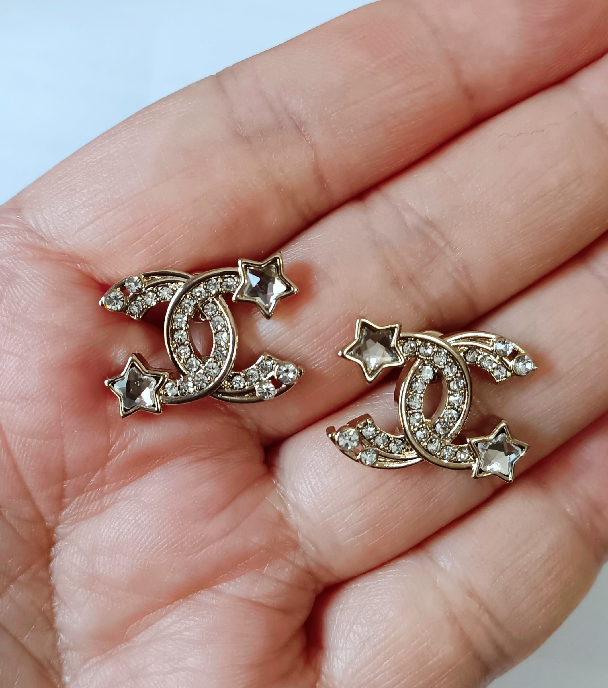 香家这几款耳钉设计的实在太美了太喜欢了和以前那些生硬的或者浮夸的完全不一样！ 