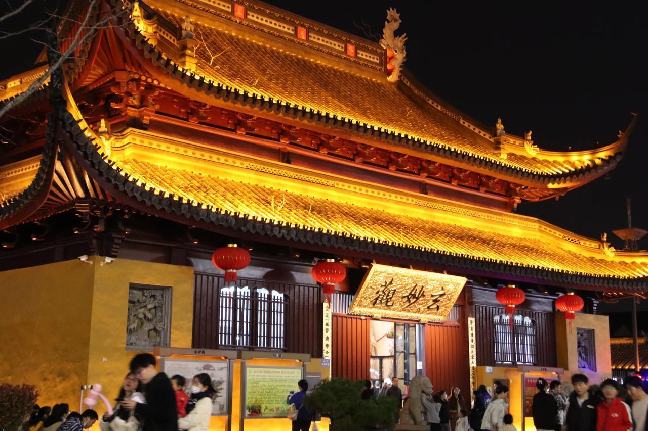 #春日生活打卡季#
这是我的单反相机摄影作品：苏州市观前街的“玄妙观”。因为是夜