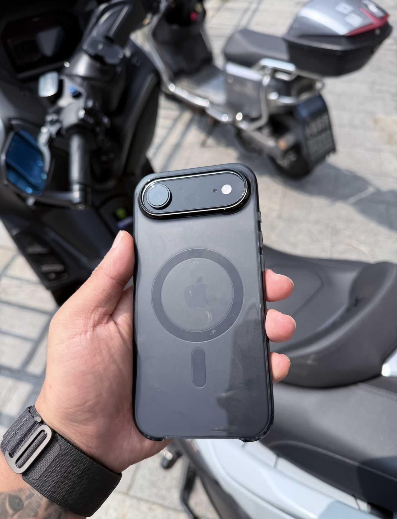 新玩具 iPhone Air
Air 总体感觉就是一个字薄，但是拿惯 17 Pr