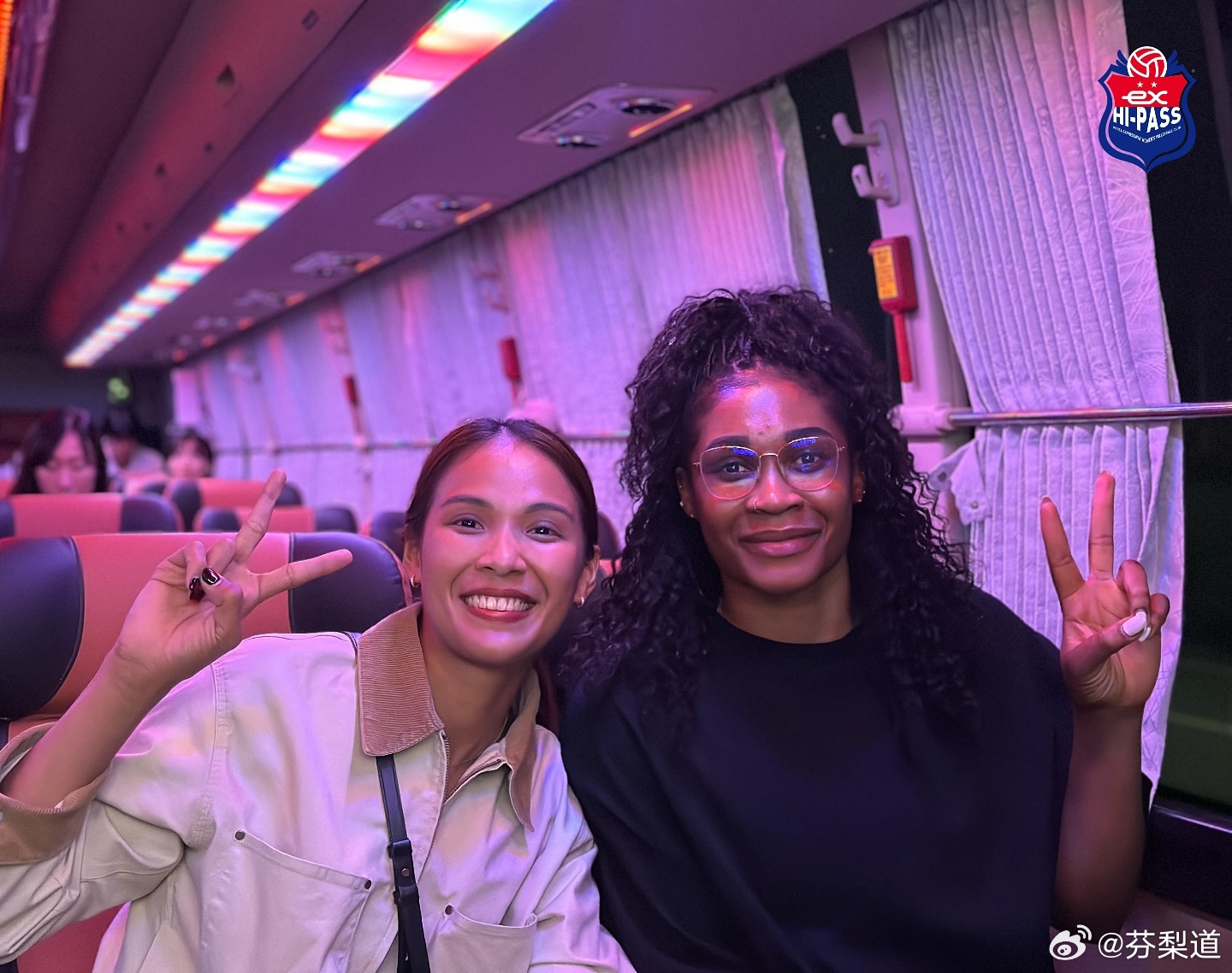 国际排坛动态韩国排球塔纳查顺利抵达韩国，和莫玛合照，这样高速公路公社季前集训就全