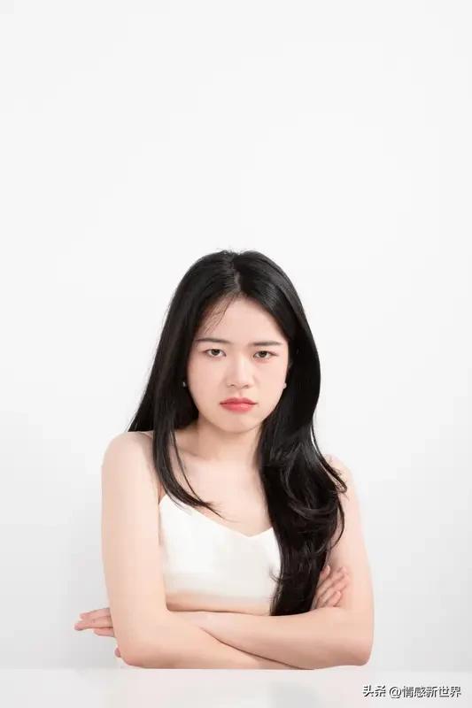 经常生气，真的会生病。从中医角度讲，气大伤肝，生气时人体会分泌一种叫茶酚胺的物质