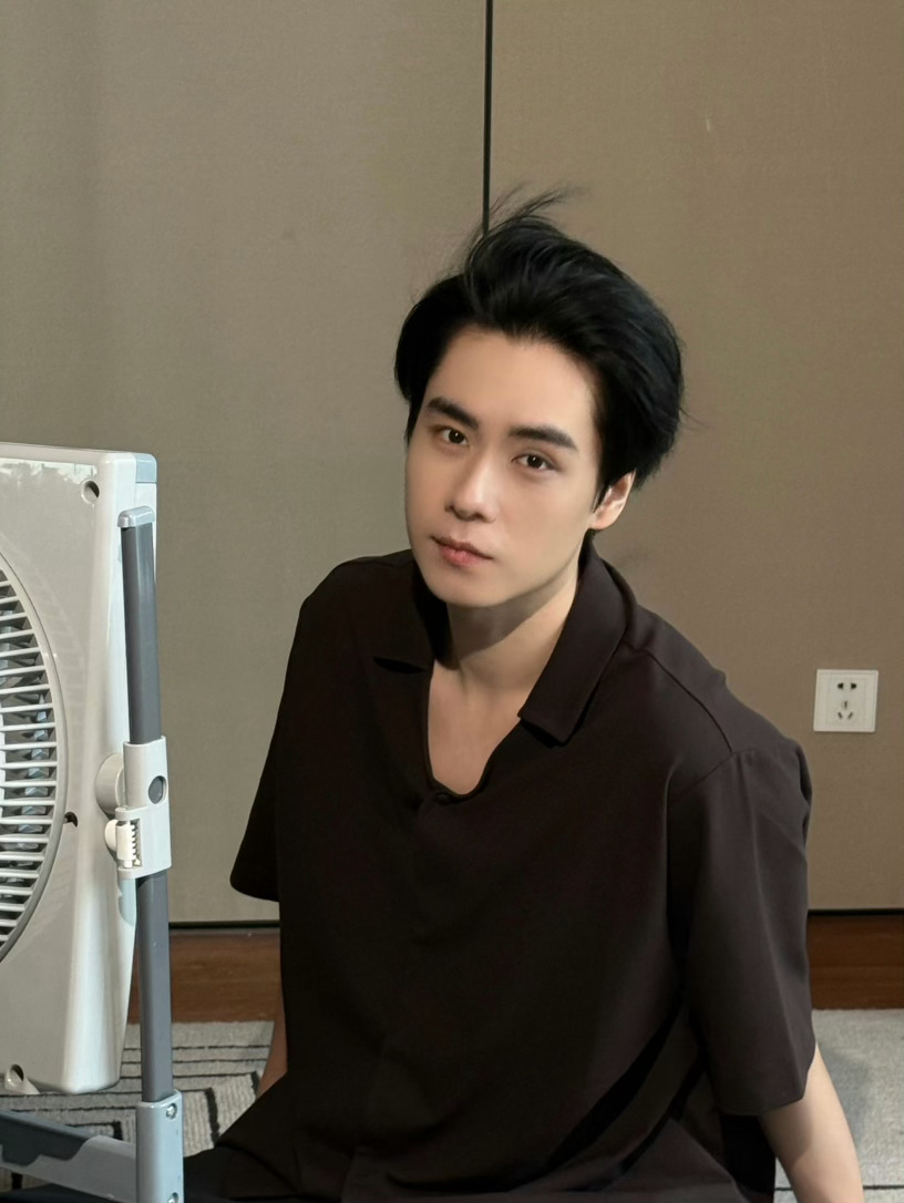 胡一天被打码的陷害了被这个胡一天帅一大跳期待这个vogue山谷假日 更多物料vo