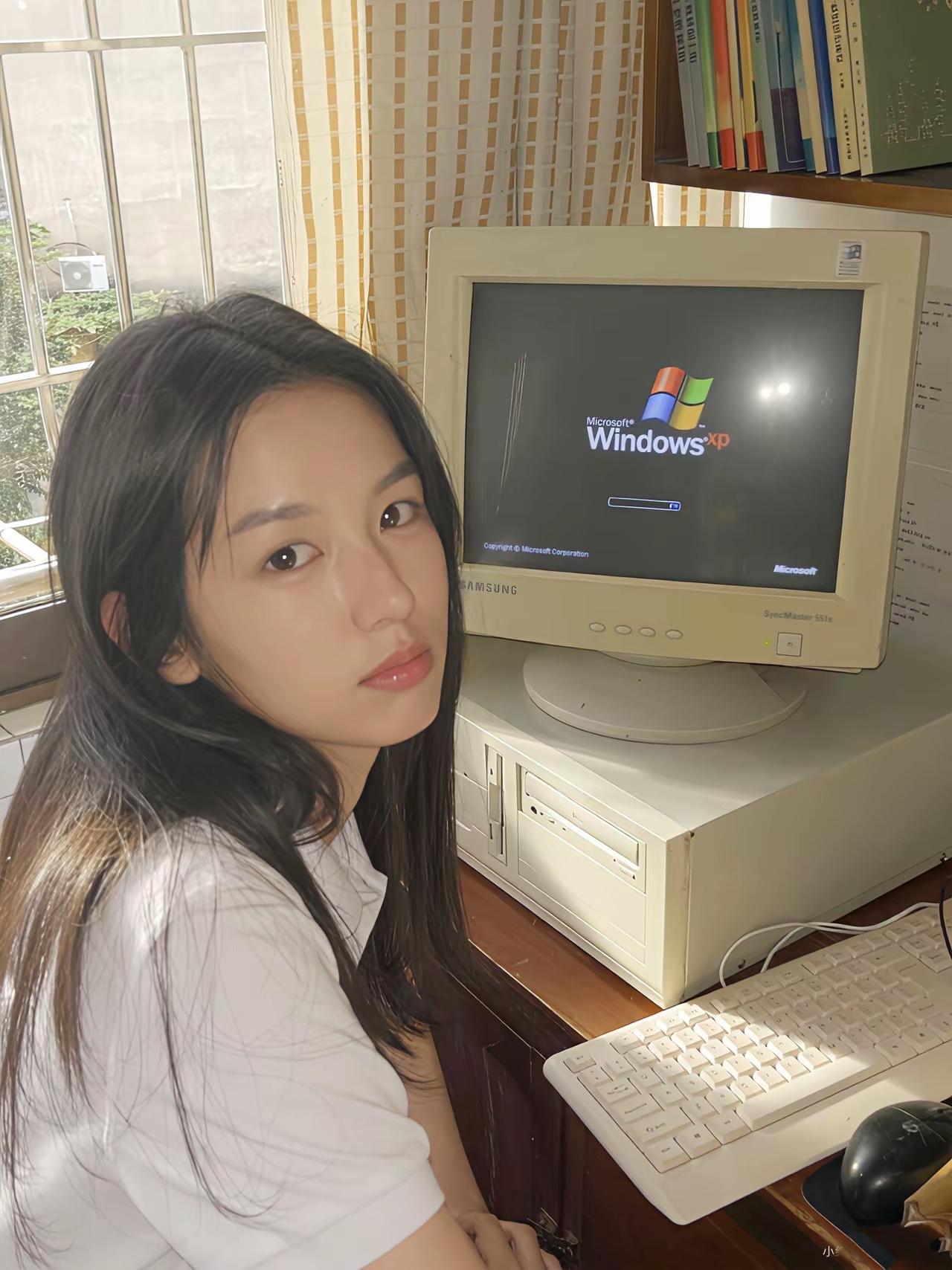 周也用的电脑是什么牌子的，看上去挺旧的