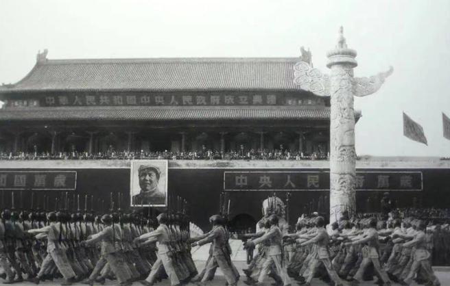 1974年，毛主席乘车路过天安门时，盯着自己的画像叹气道：“我真是太可怜了，整天