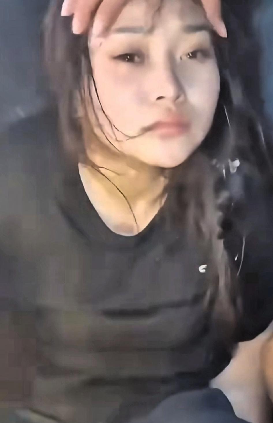 大快人心！摸人家姑娘脸的记者名字被柬埔寨官员曝光，记者证也被吊销了！
涉事两记者