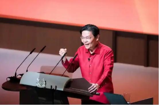 新加坡总理国庆大会上用中文急得拍桌子喊话：“绝对不可以只讲英语”！
家里说华语的