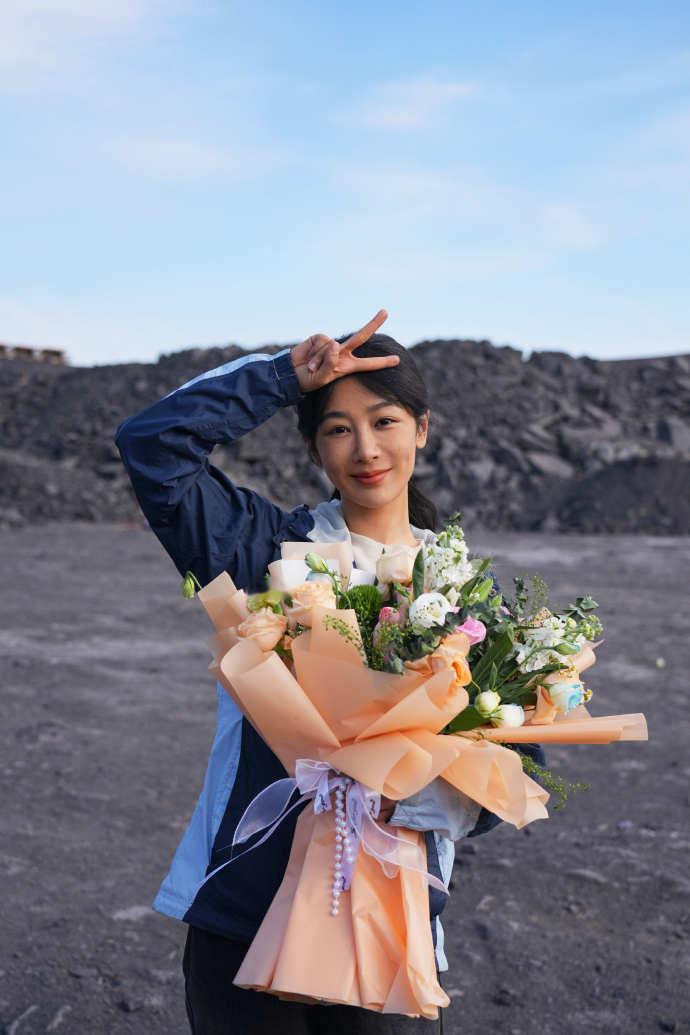 杨紫裹着羽绒服在一声开机中成了她杨紫白菊正式杀青杨紫白菊正式杀青 ​​​