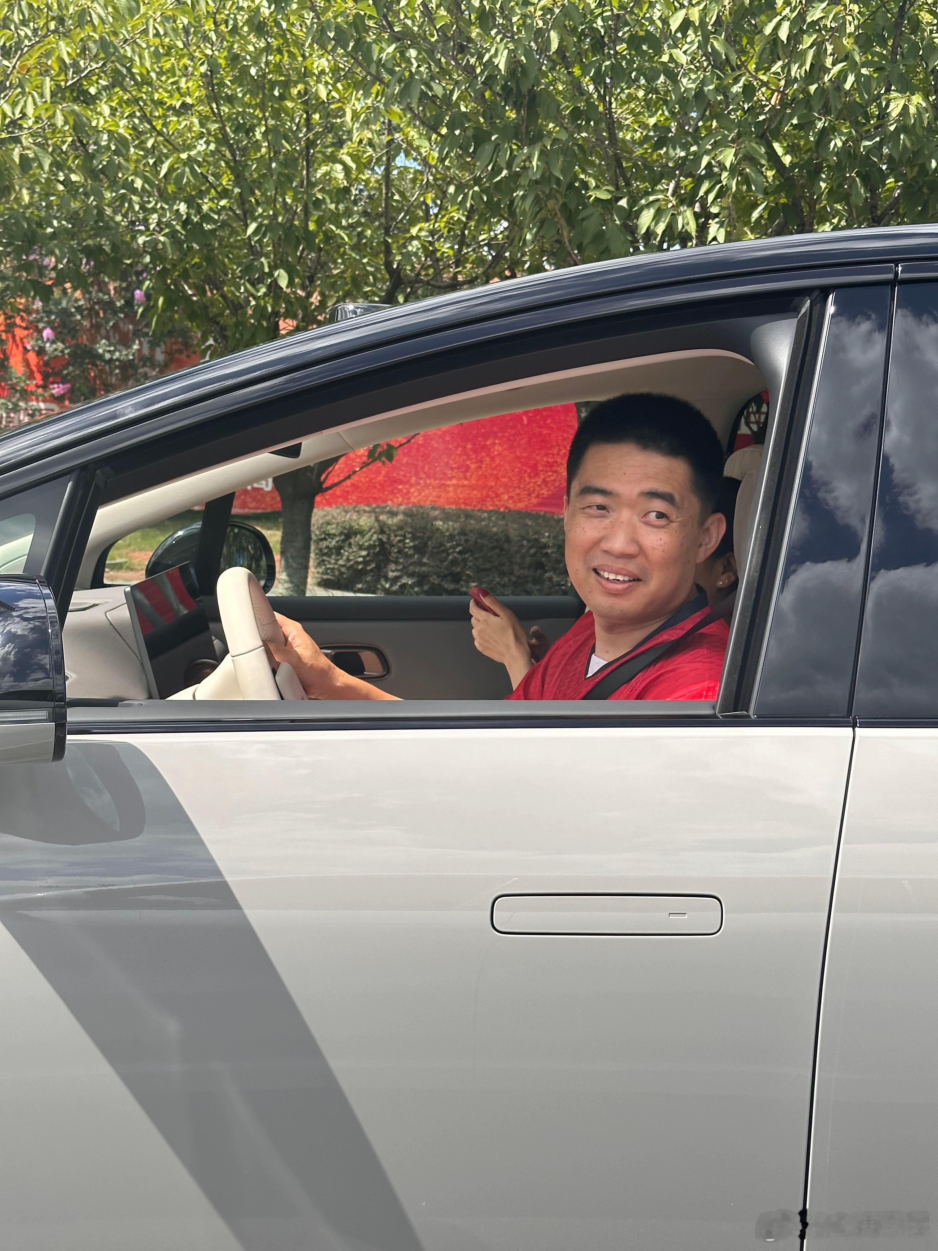 这拍照技术不行啊[doge][doge]，把我想哥大小眼都拍出来了🤪李想开i8
