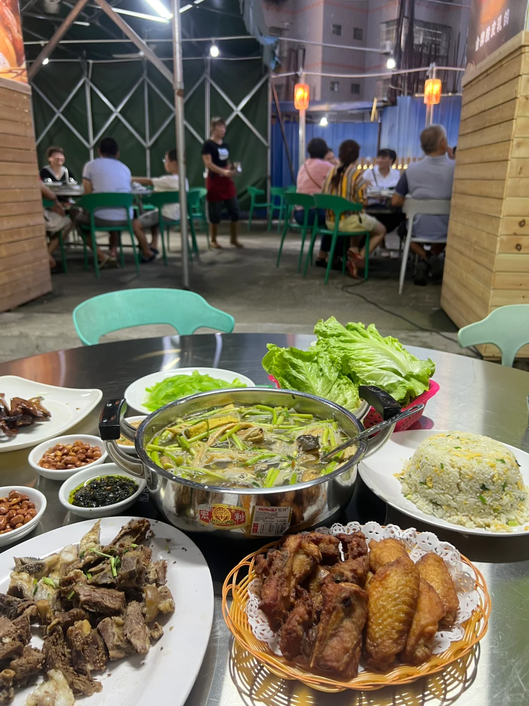 在海口！！果然越破烂的店越好吃！！座无虚席..