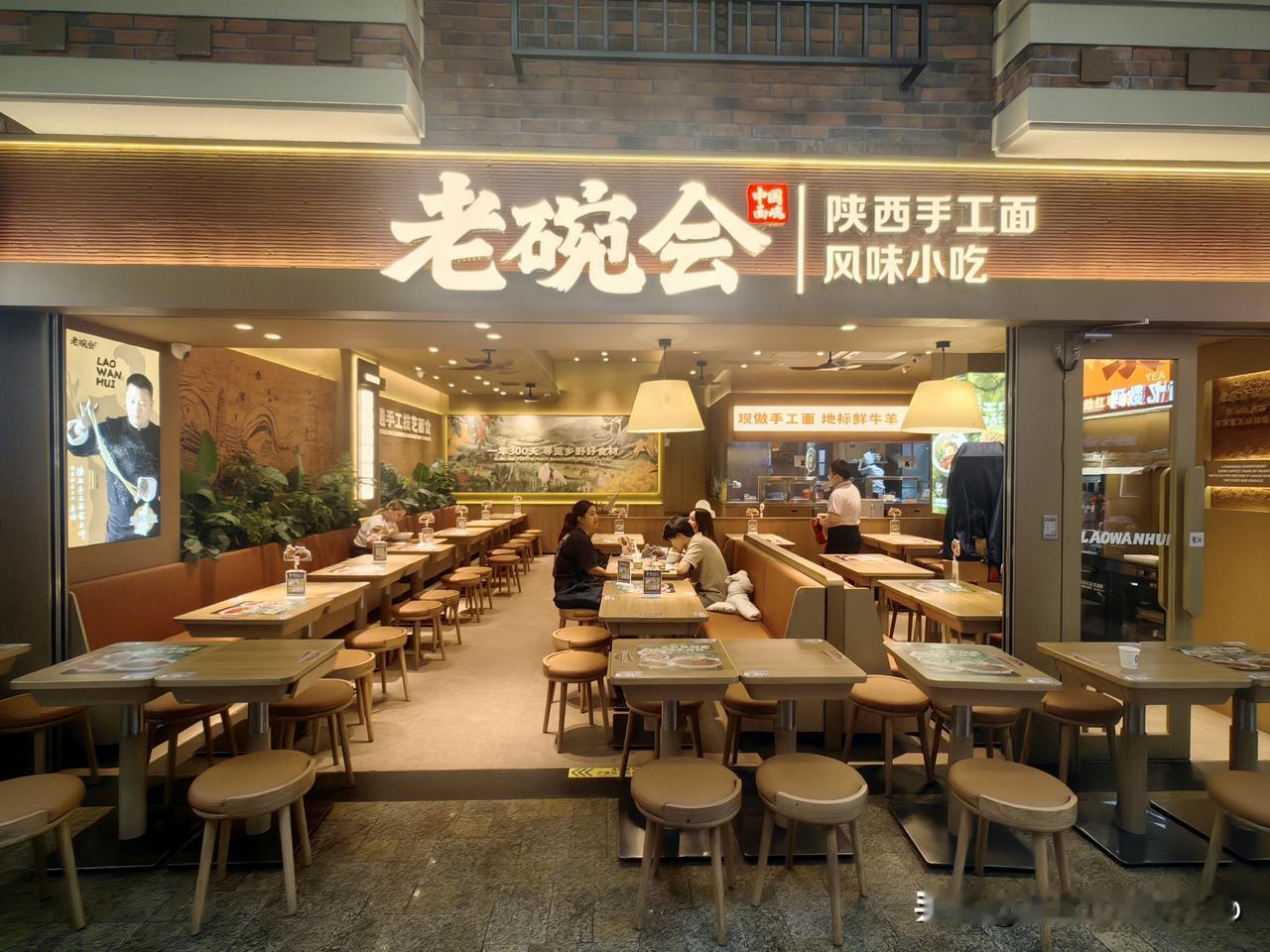 上海地铁周边餐饮真是藏龙卧虎。先说说魏家凉皮上海首店，它以传统凉皮起家，因“跨界