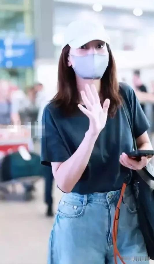 20日这天呀，阳光温柔洒落，高圆圆带着结束海外欢乐之旅的女儿Rhea，满心欢喜地