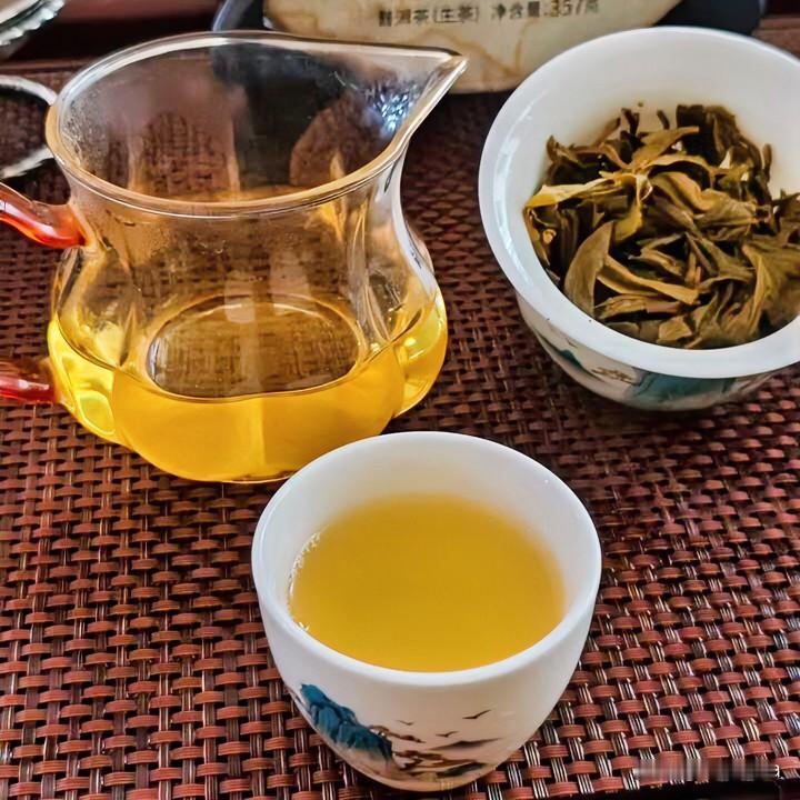 《茶道·古风》
茶有浓淡路，人历喧静途。青瓷浮沉辗转处，盏里光阴意如书。
浓时曾