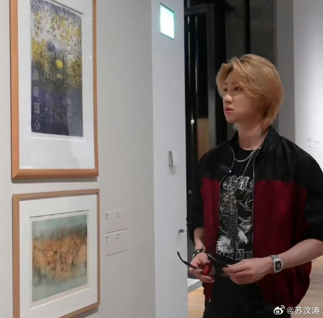 徐明浩这么妙的嘛徐明浩这幽默感，连人皮都成了内搭！艺术展认真的样子真的好迷人谁来