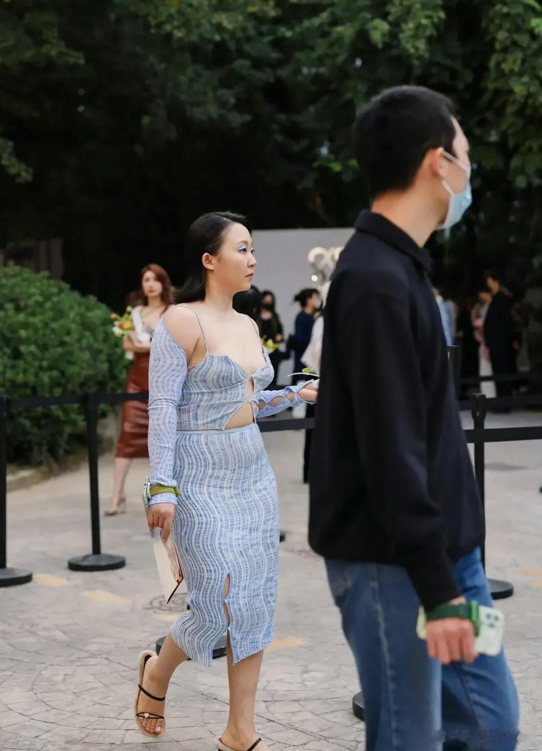 我都怀疑辣目洋子的眼睛是不是自带美颜+瘦身滤镜啊？如此暴露身材缺陷的穿搭，她竟然