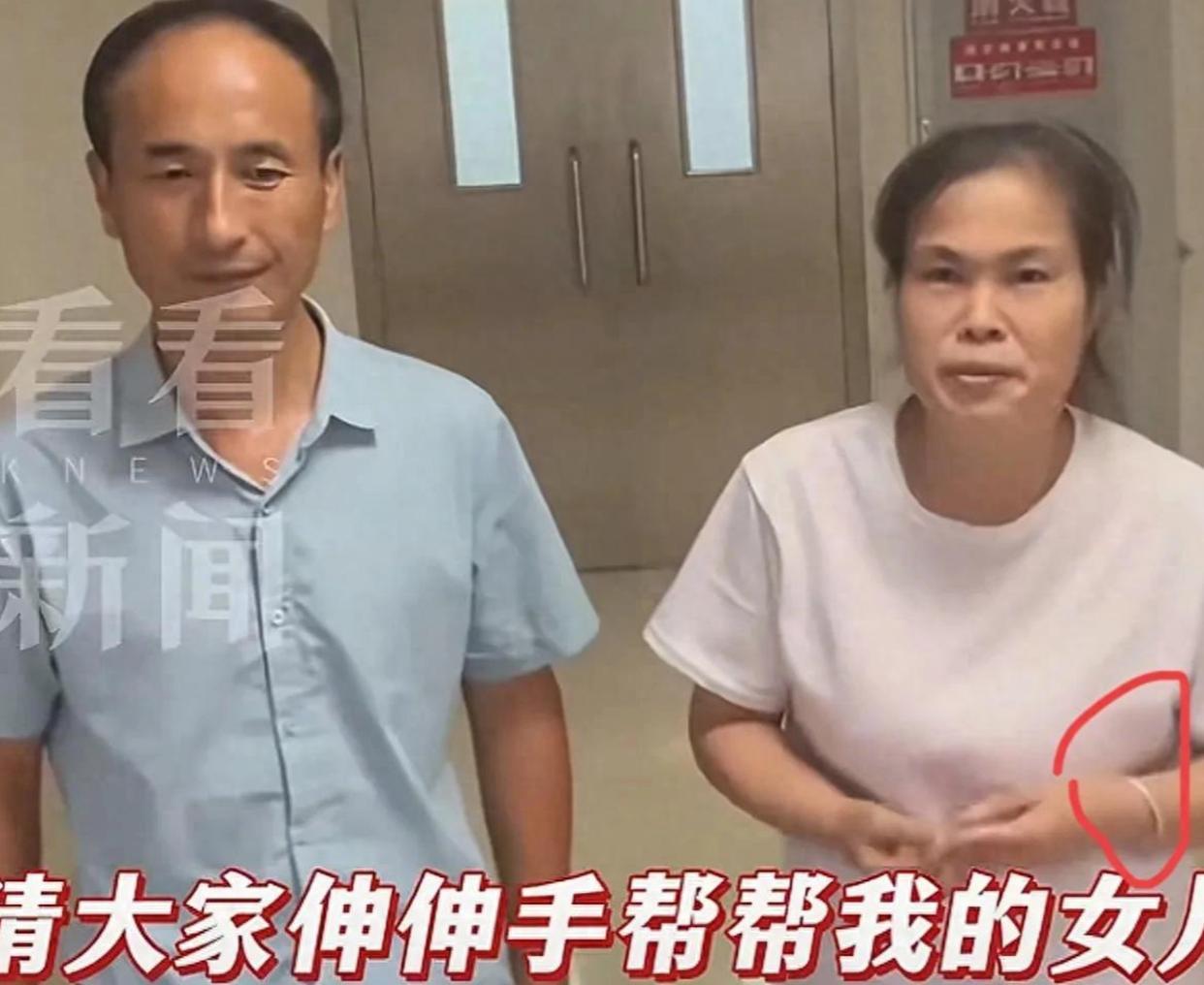 女孩徒步失温被抛弃后续：治疗费需要50万，母亲想众筹救女，网友：手臂上的金镯字好