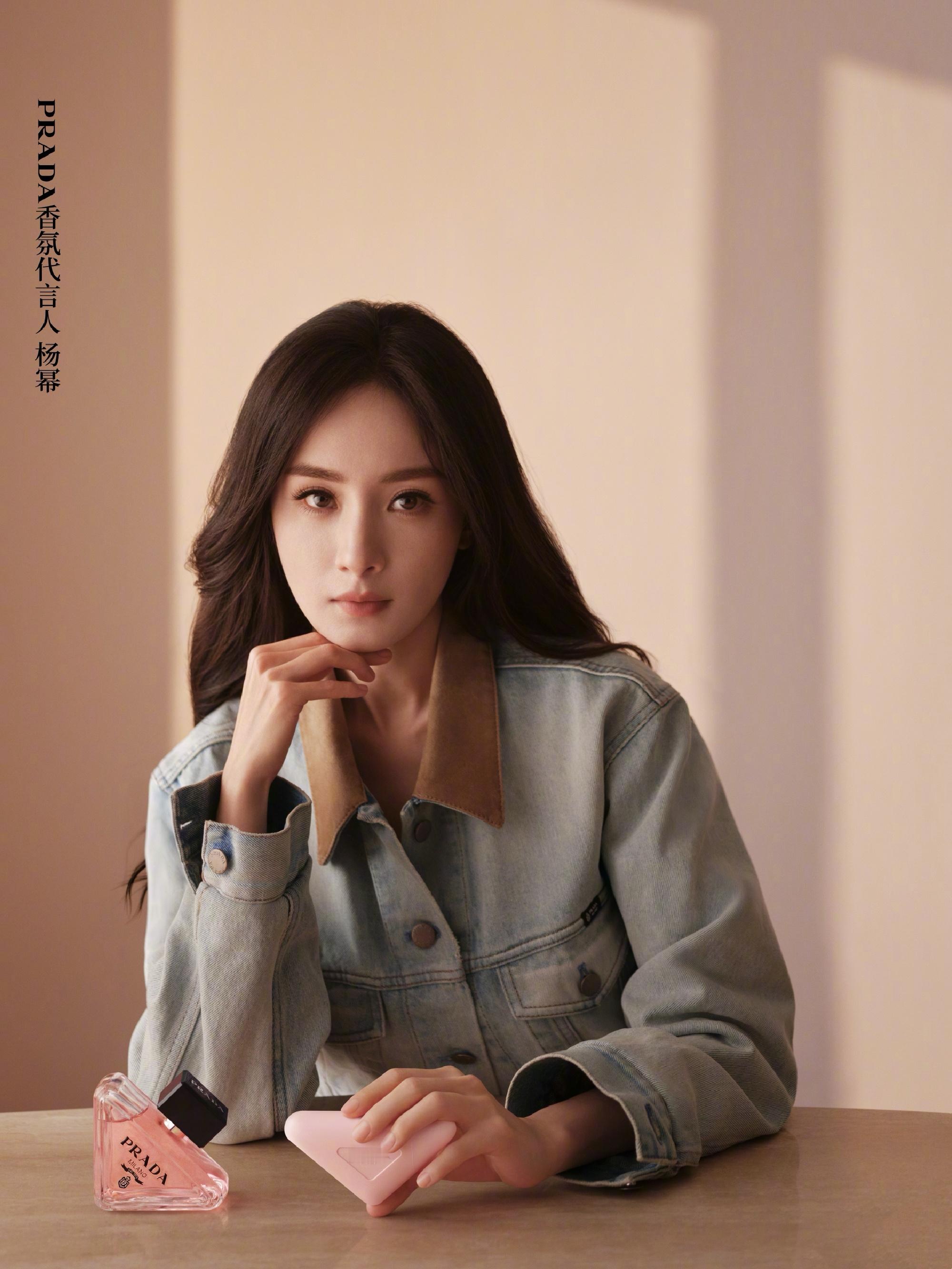 杨幂正式出任Prada香氛代言人，继去年年底拿下Prada代言合约后再度入账香氛