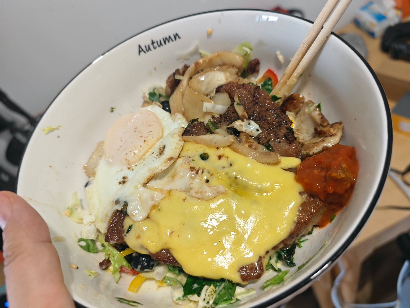 我刚刚进电梯下地库电梯里就我一个人却提示超重了我一出来，门就关上了，电梯就走了朋