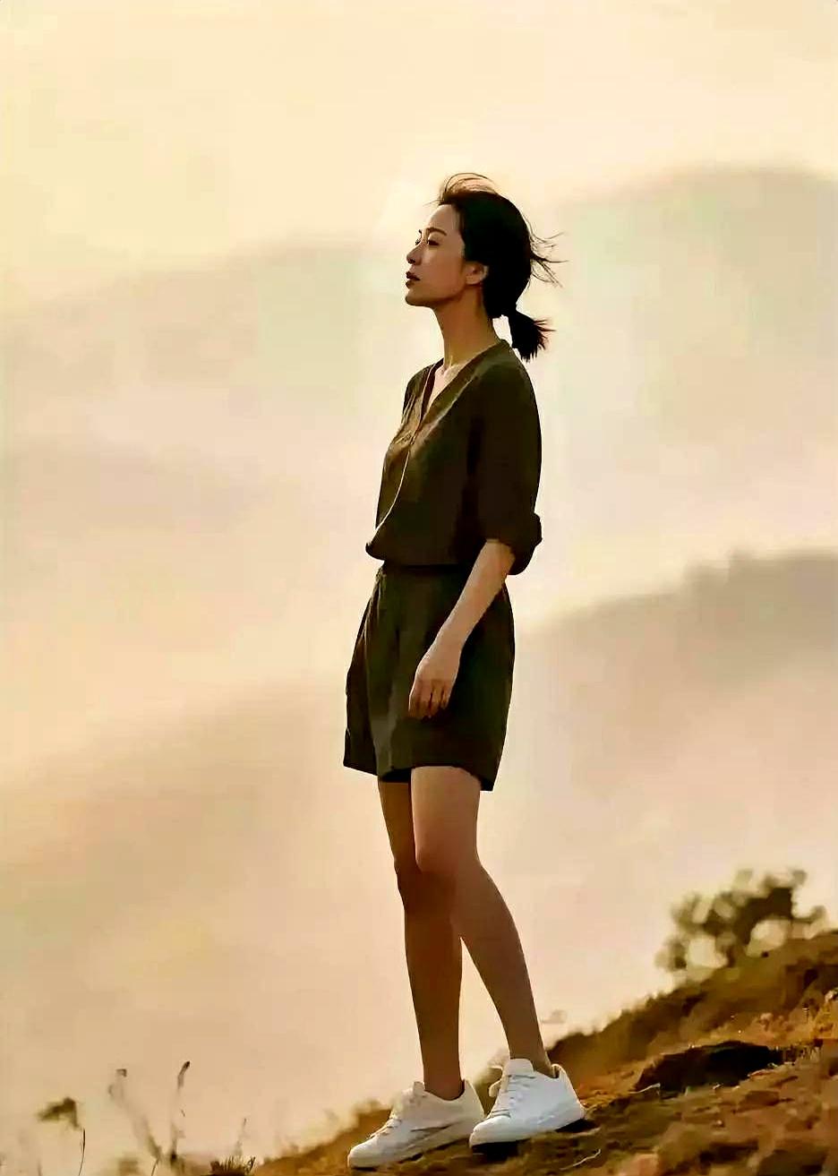半夜两点，还在回消息、刷群、灌酒的人，比的不是勤奋，是不肯放过自己。
越想有人懂