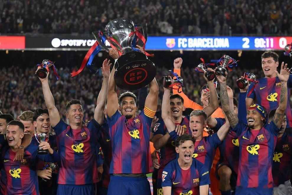 巴塞罗那球员赛后举起2025-26赛季西甲联赛冠军奖杯。[fcb] 