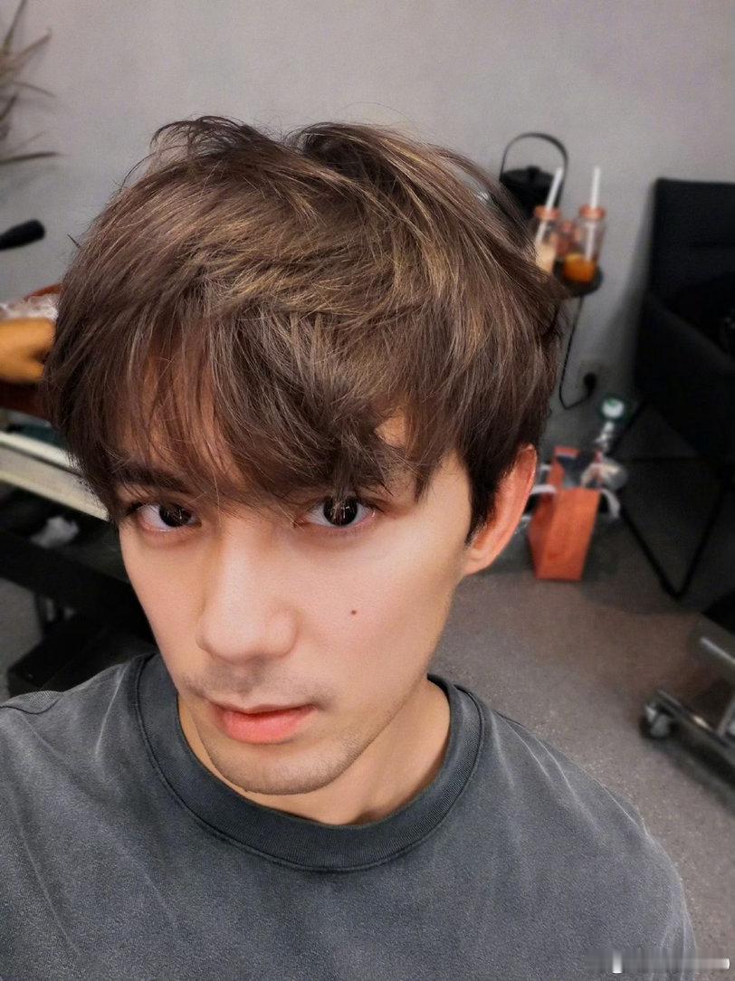 吴磊染新发色了吴磊这个黄毛不一样大胆尝试黄发发色适配度很高整个人状态十分出众 ​