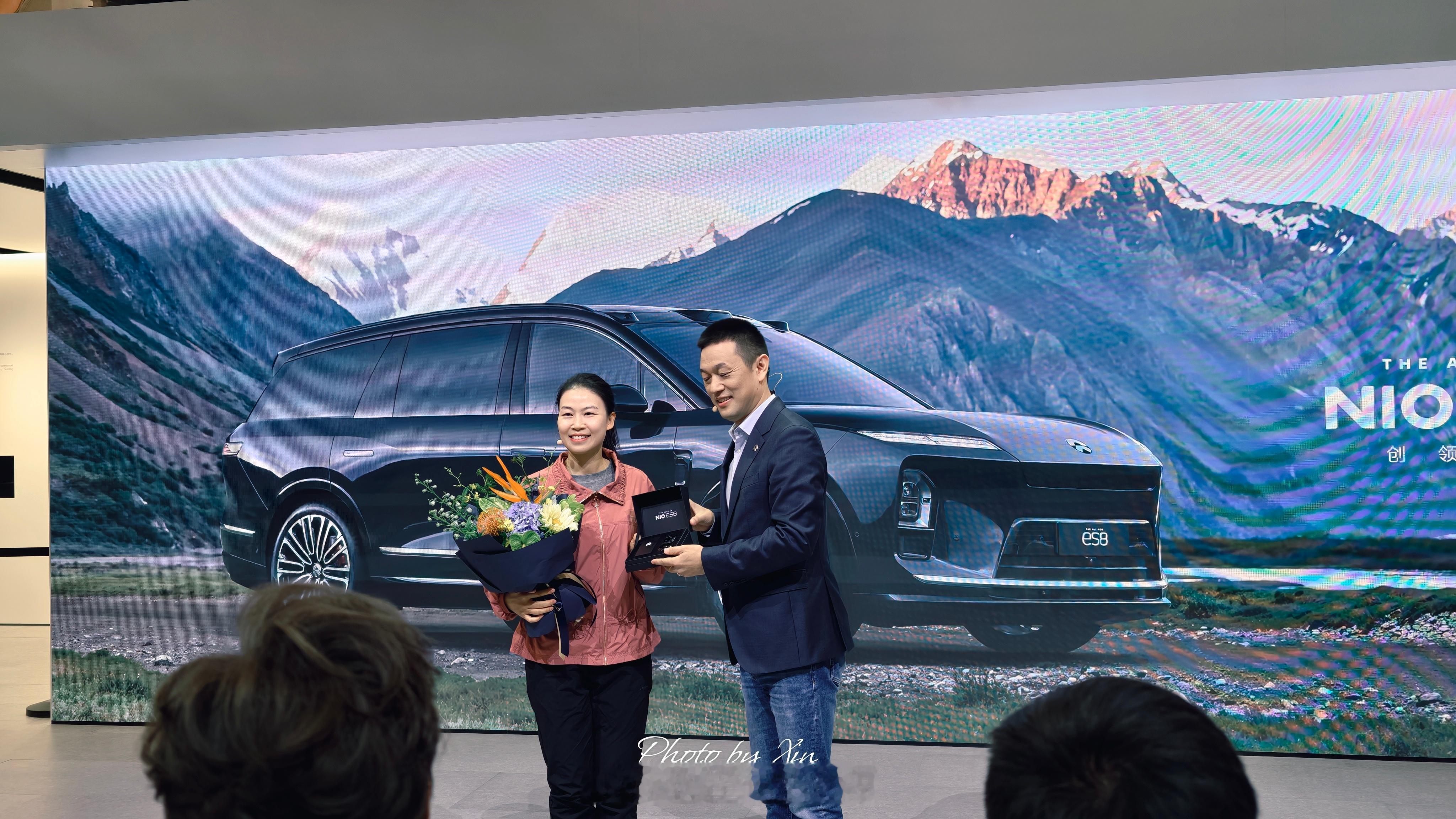今天蔚来在展台给易思玲交付了ES8，同时还请到了准车主钟汉良来分享，他自己说现在