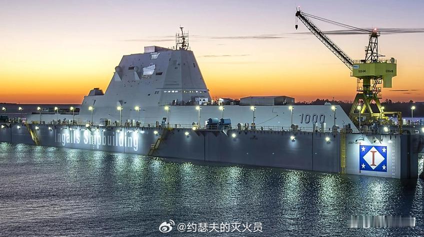 美军舰艇起火出现了舰传舰现象。据说连朱姆沃尔特都燃起了。