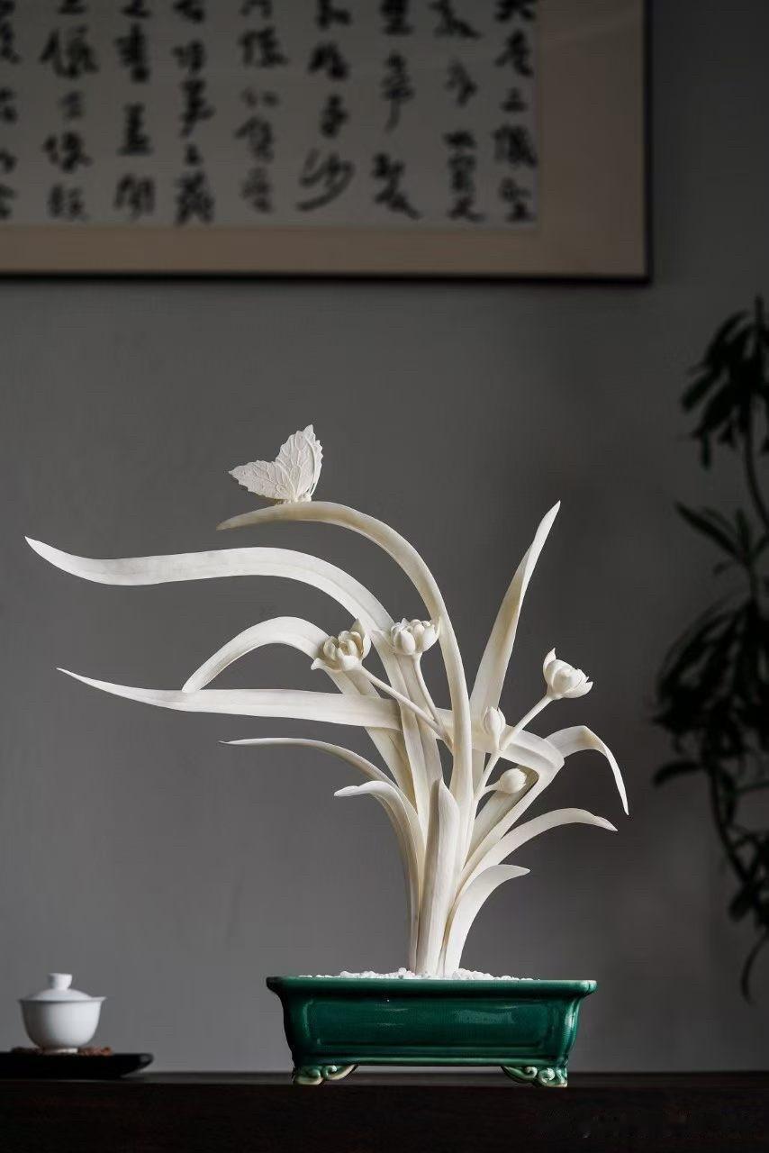 幽兰生石，清气自来。

鹿角天然肌理与幽兰相映成趣，兰叶舒展，花姿清雅，蝶栖其间