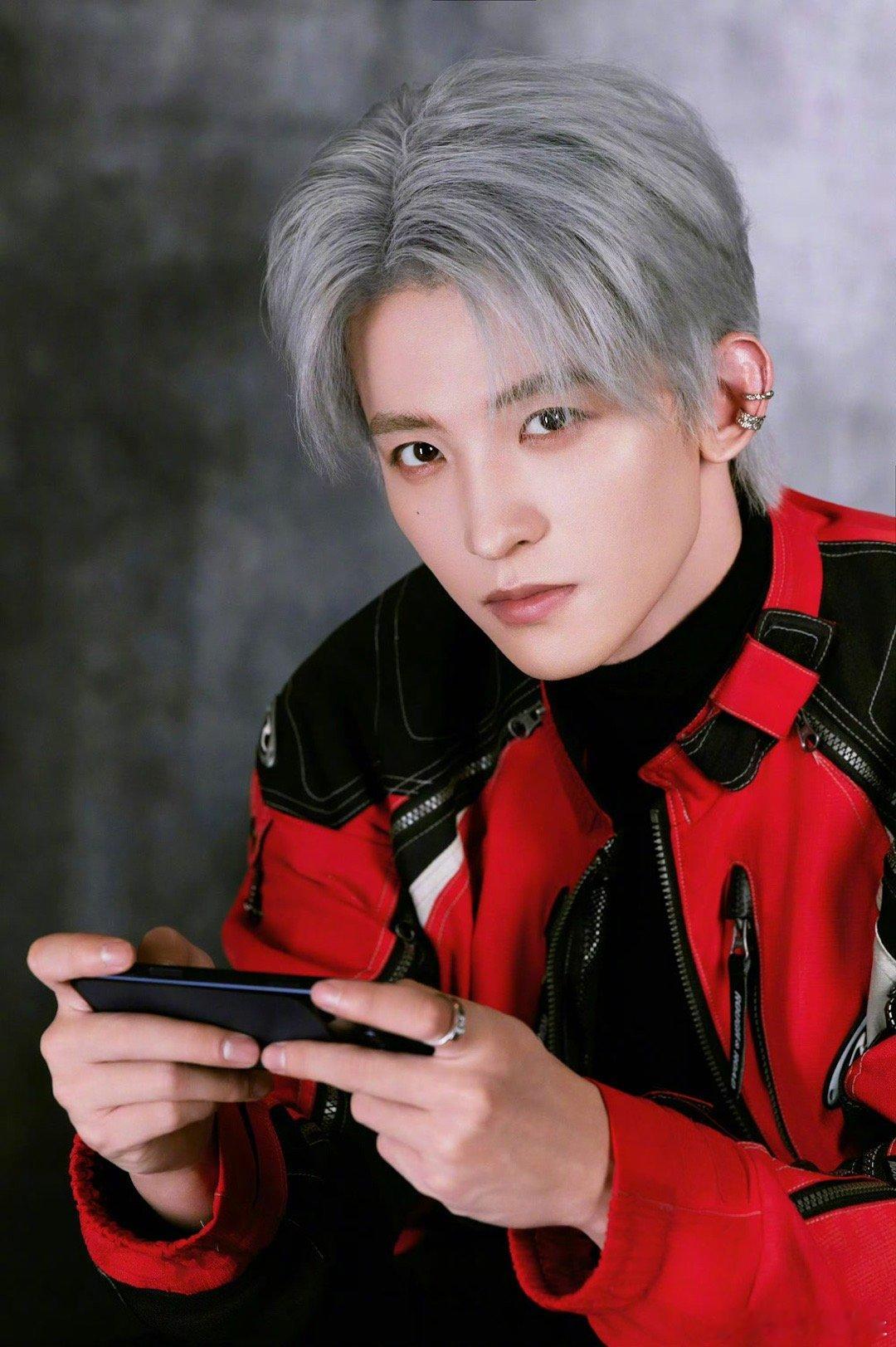 常华森银发太帅了！ 