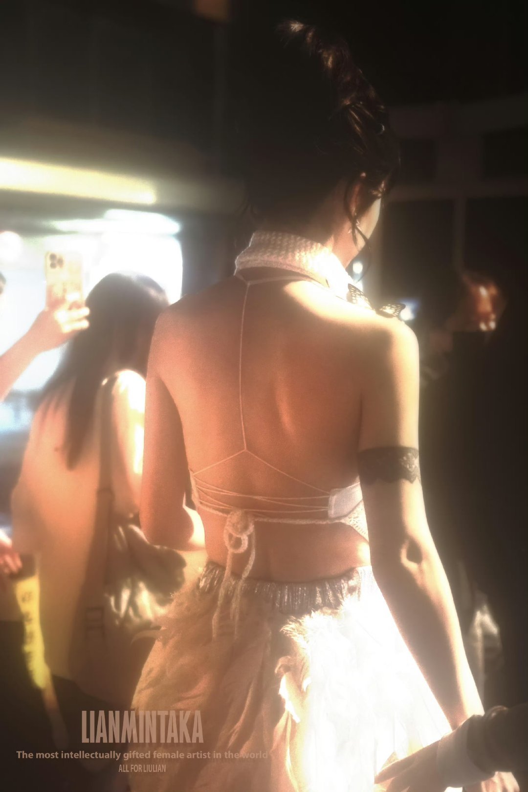 刘恋穿礼服上海街头citywalk 刘恋将打工人的匆忙与明星光彩奇妙融合！羽毛摇