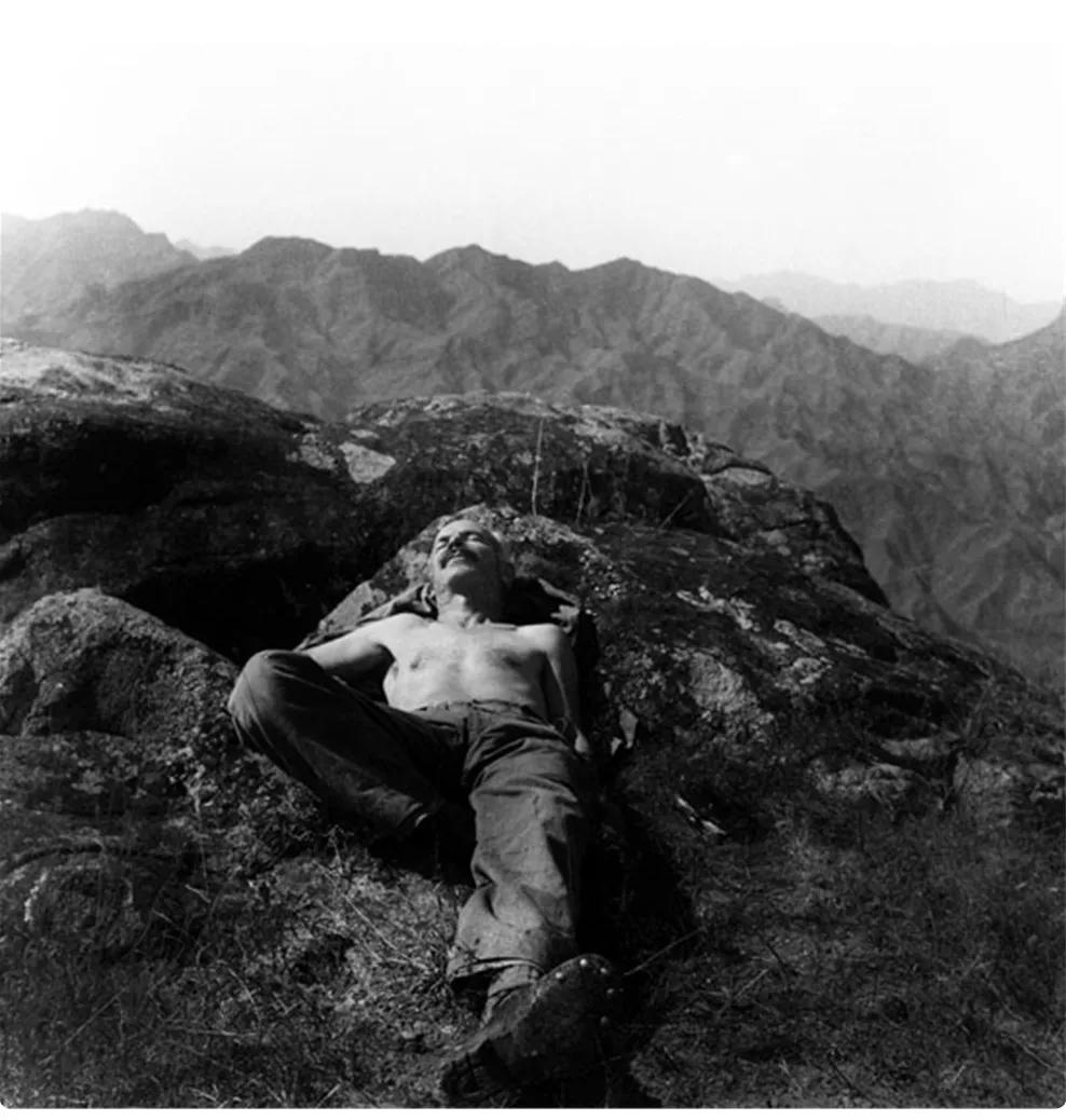 1939年，难得休息一下的白求恩躺在山坡上，享受着日光浴。这年10月，他在河北涞