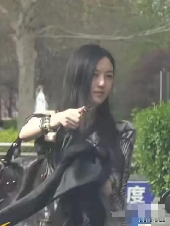 王菲李亚鹏女儿李嫣近照曝光五官大变样，五官清秀，身材高挑，气质出众，长得像李亚鹏