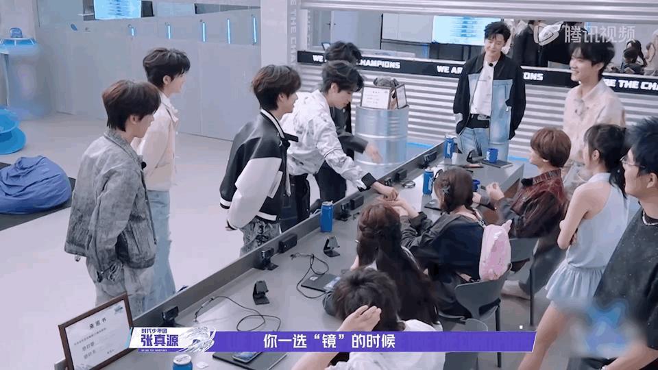 黄明昊眼睛一闭一睁又看见自己了战至巅峰 黄明昊镜冲人群准备炫技，误触锁屏见自己，