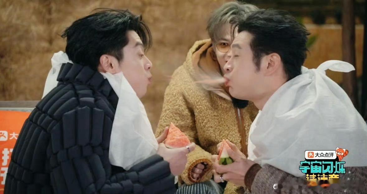 黄晓明吃西瓜滋了王鹤棣一脸黄晓明和王鹤棣在宇宙闪烁请注意吃西瓜憋笑挑战真的要笑死