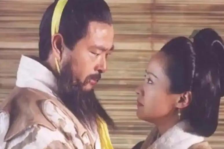 在曹操的授意下，35 岁的蔡文姬嫁给了小她十几岁的董祀。

新婚之夜，董祀一脸的